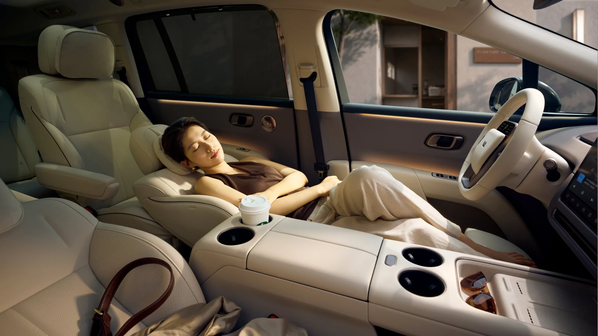Li Auto i8 · المقصورة