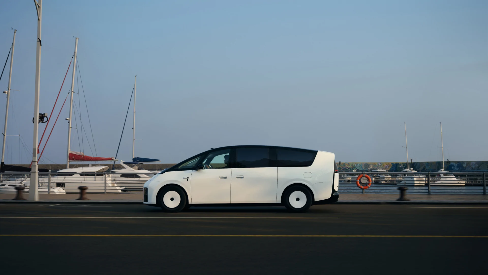Li Auto MEGA · الخارج